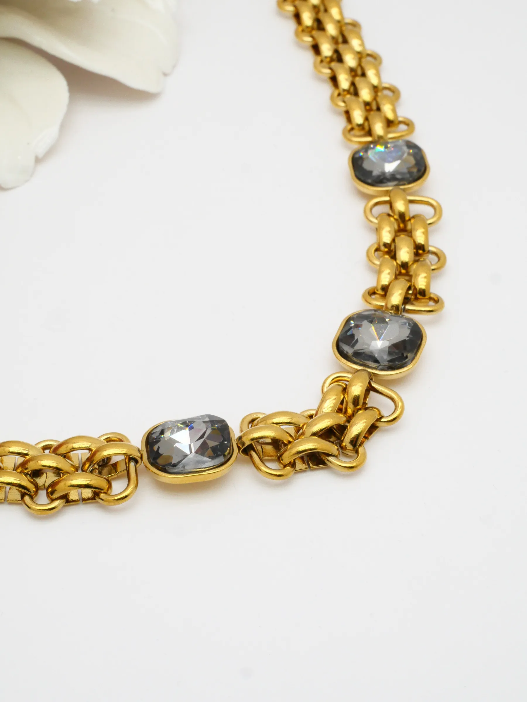 Colier choker auriu otel inoxidabil cu pietre negre