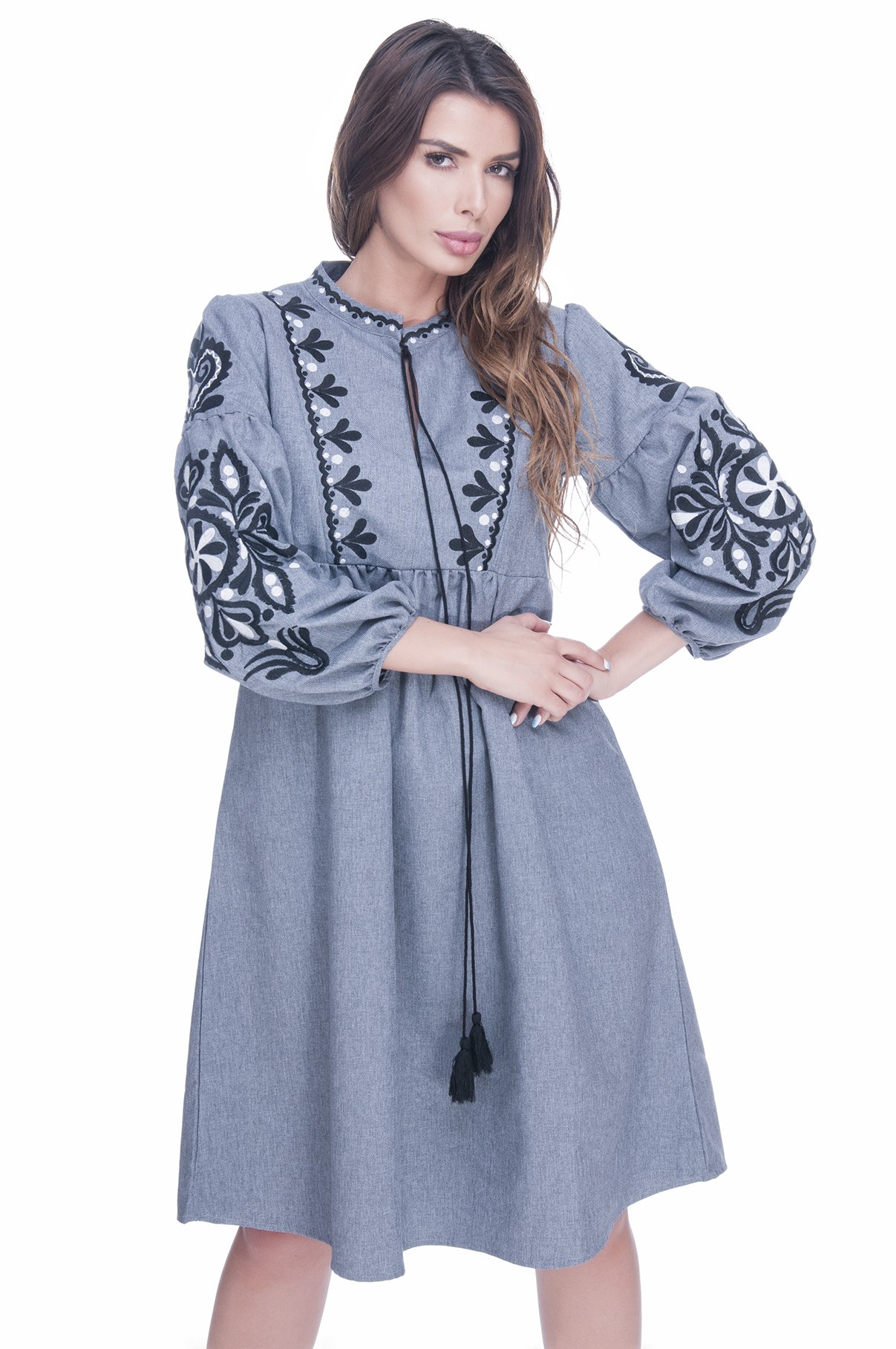 Rochie de zi gri cu broderie