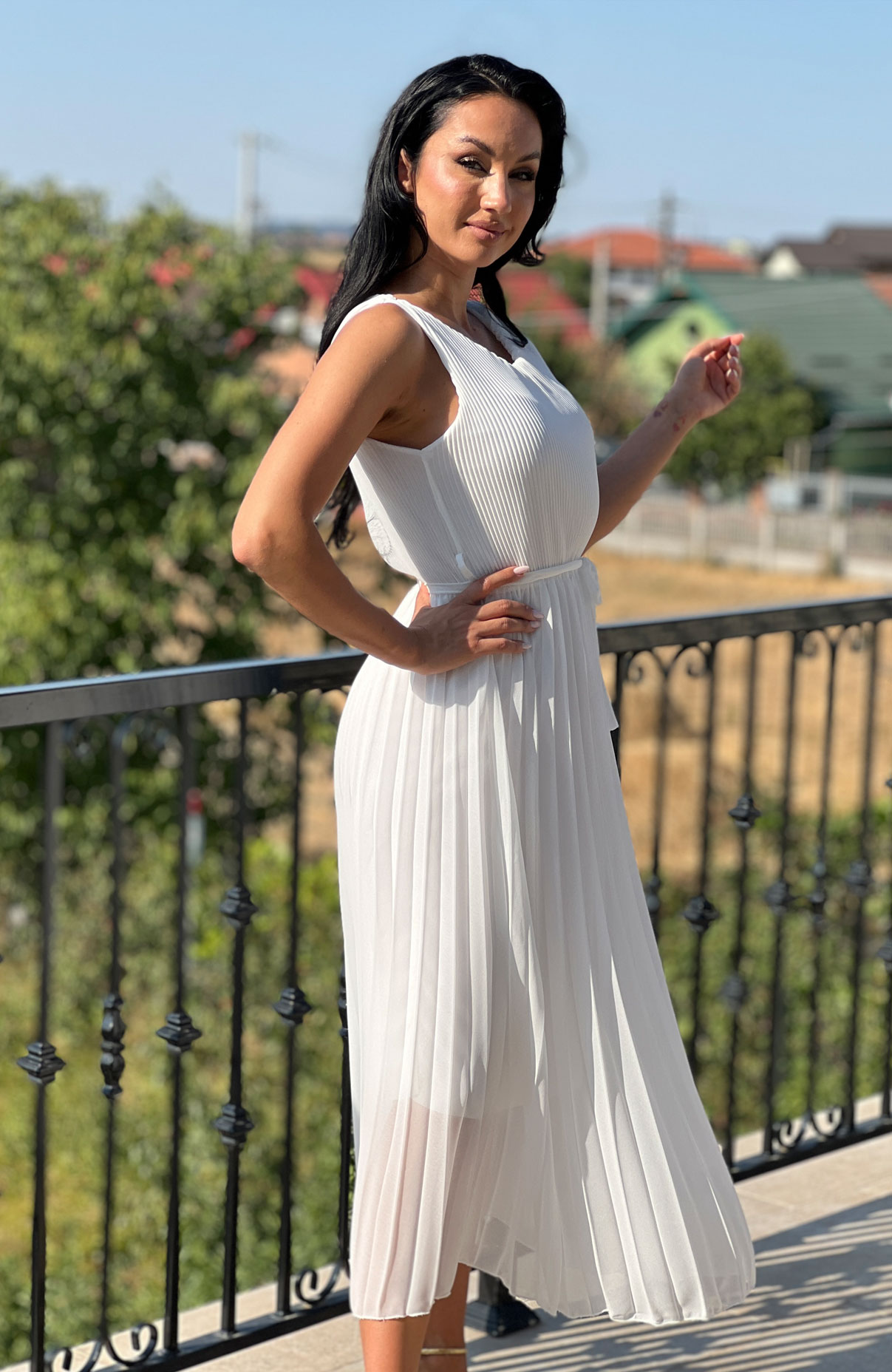 Rochie plisata alba cu guler rotund 5