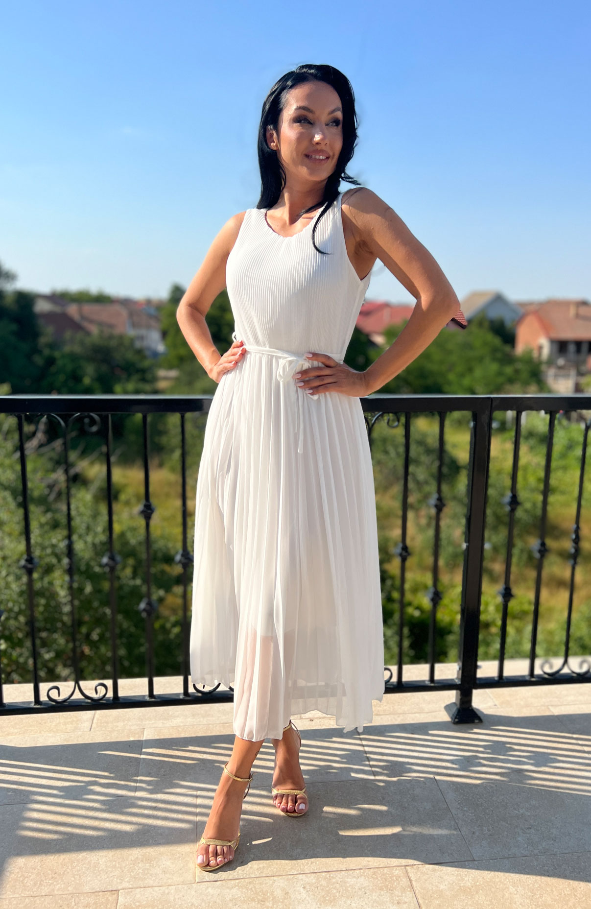 Rochie plisata alba cu guler rotund