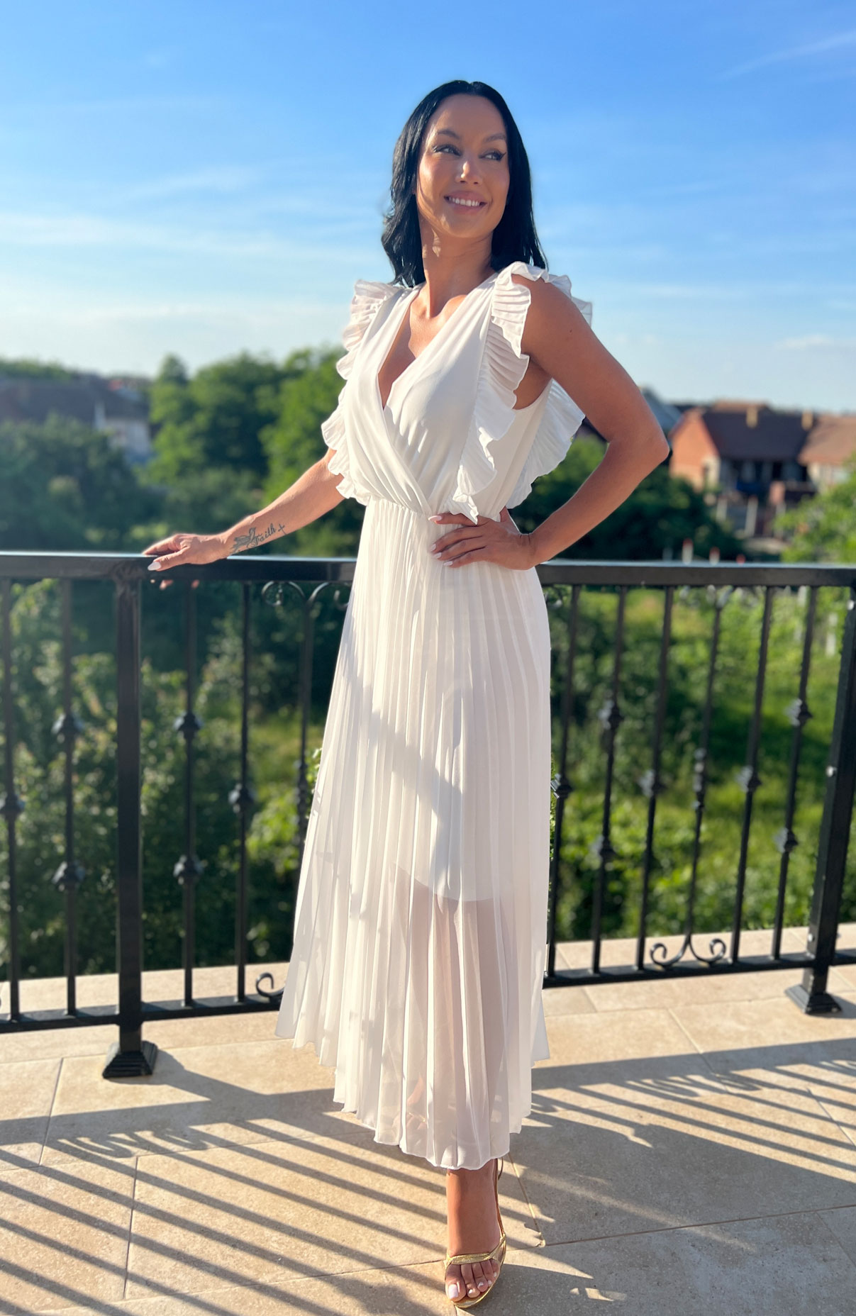 Rochie plisata alba cu volane 4