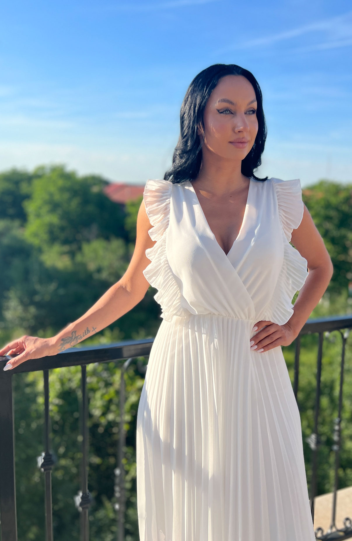 Rochie plisata alba cu volane 3