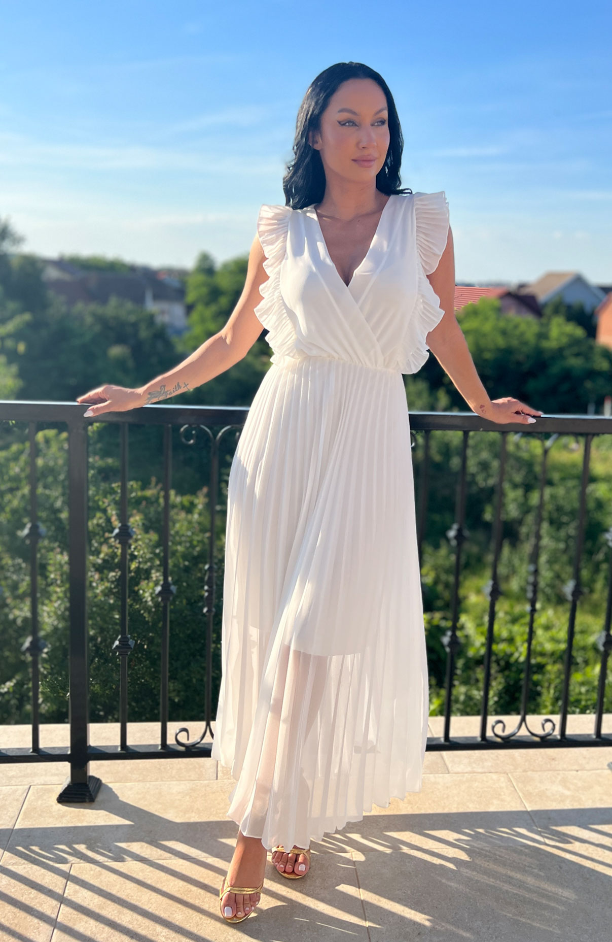 Rochie plisata alba cu volane