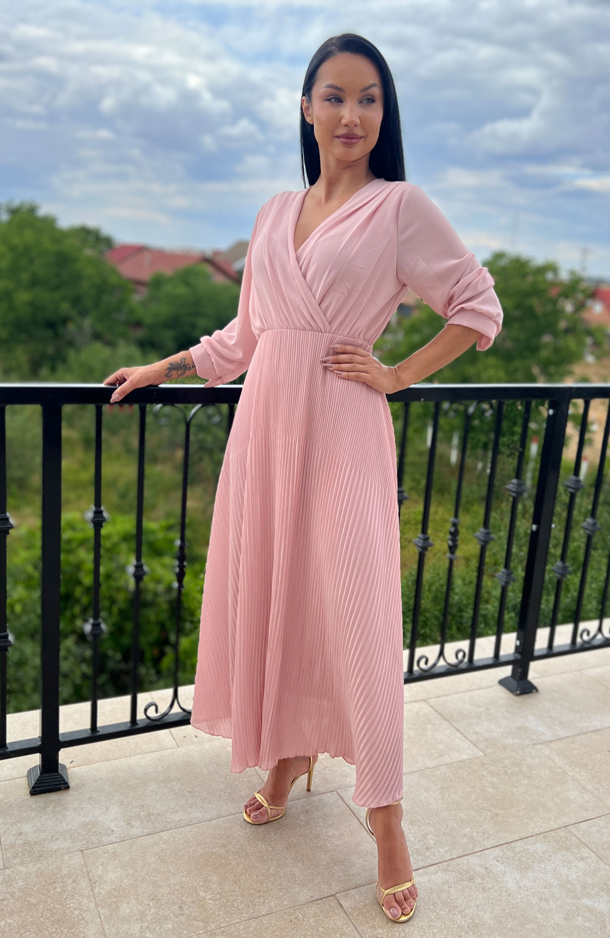 Rochie plisata lunga roz cu maneci 5