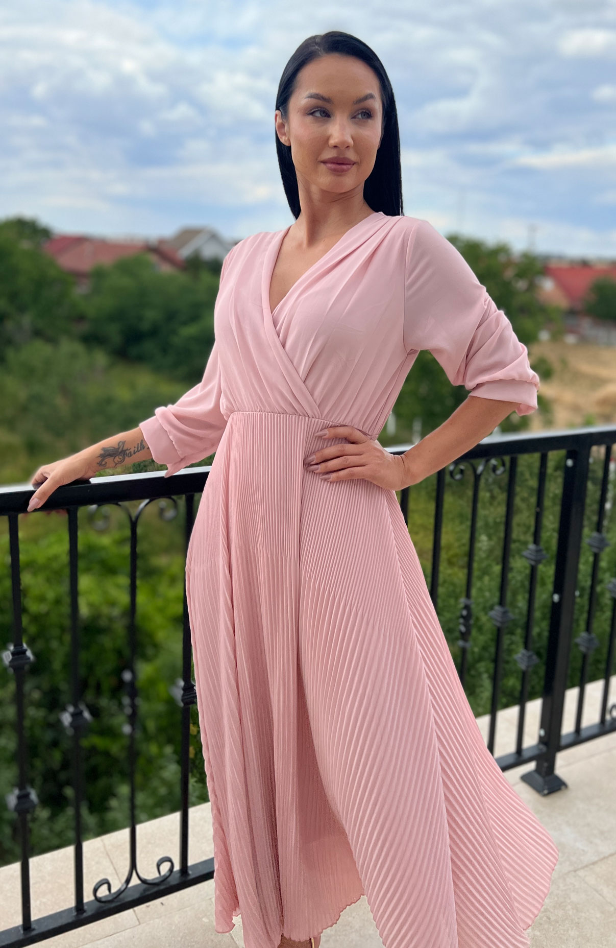 Rochie plisata lunga roz cu maneci 4