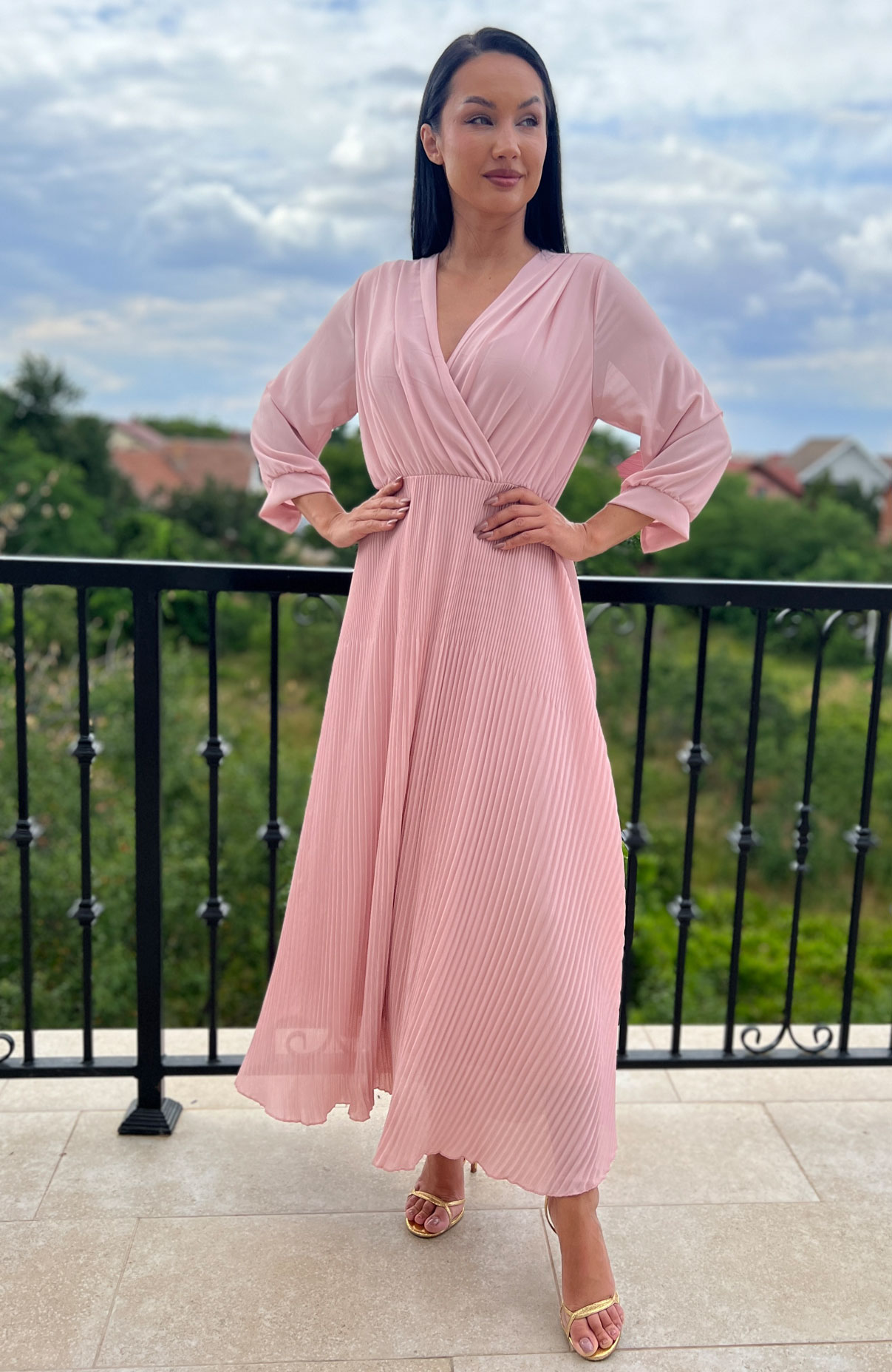 Rochie plisata lunga roz cu maneci