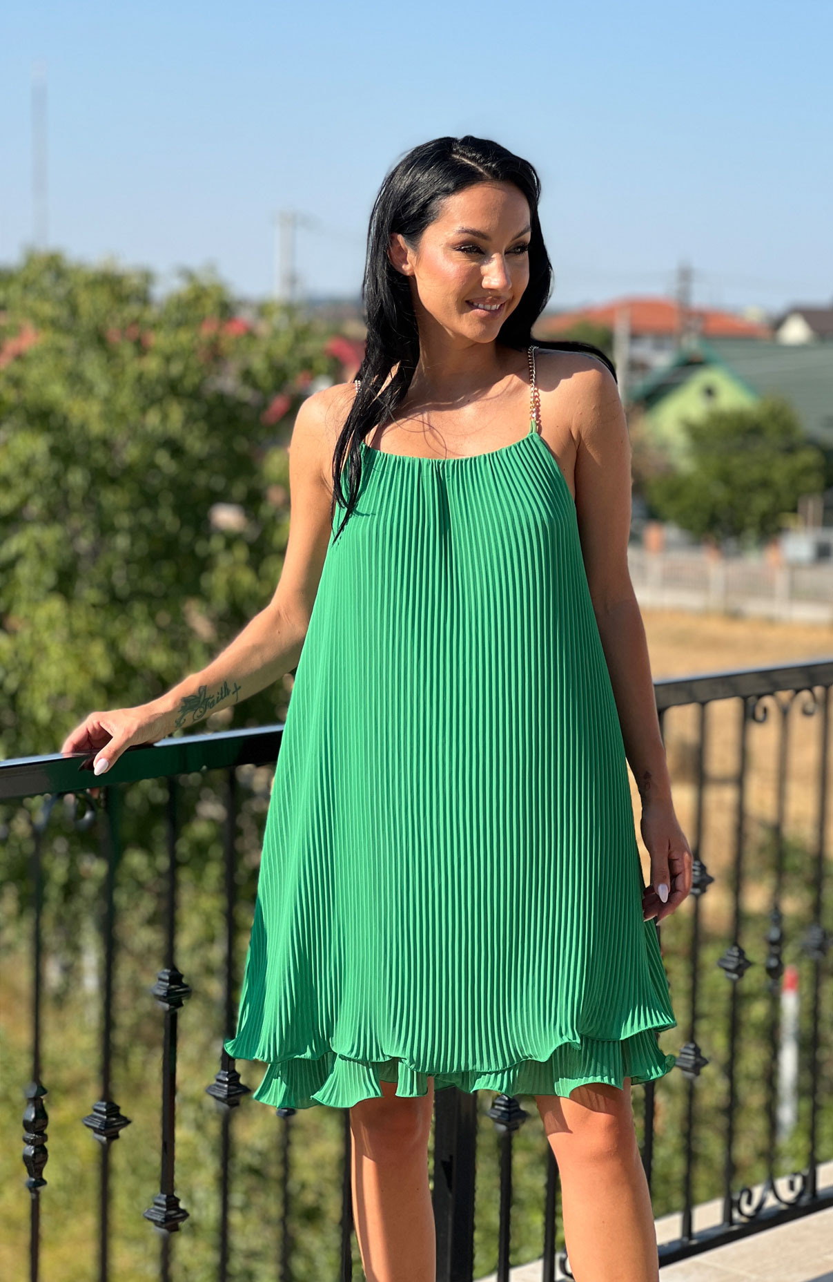 Rochie plisata verde cu lant auriu 6
