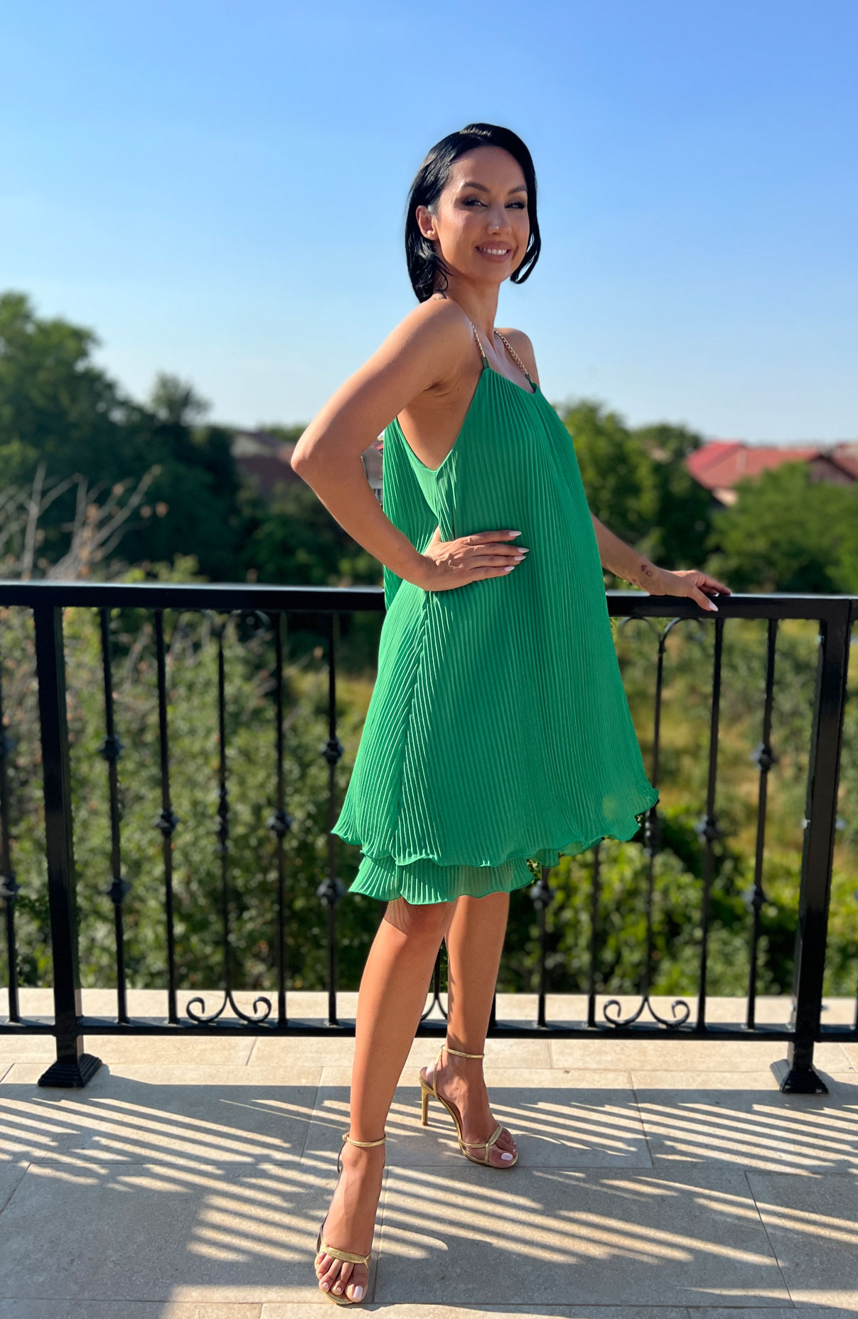Rochie plisata verde cu lant auriu 3