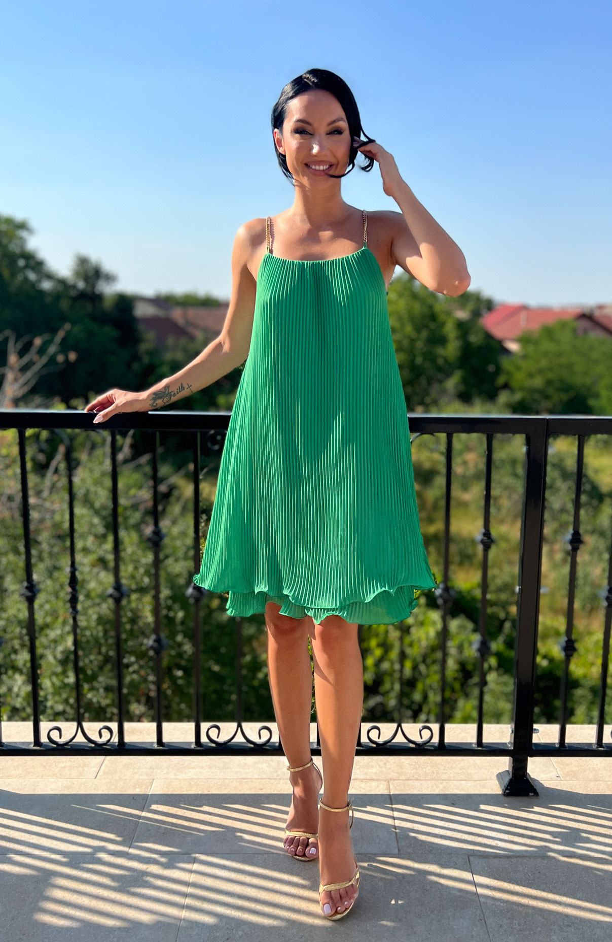 Rochie plisata verde cu lant auriu 4