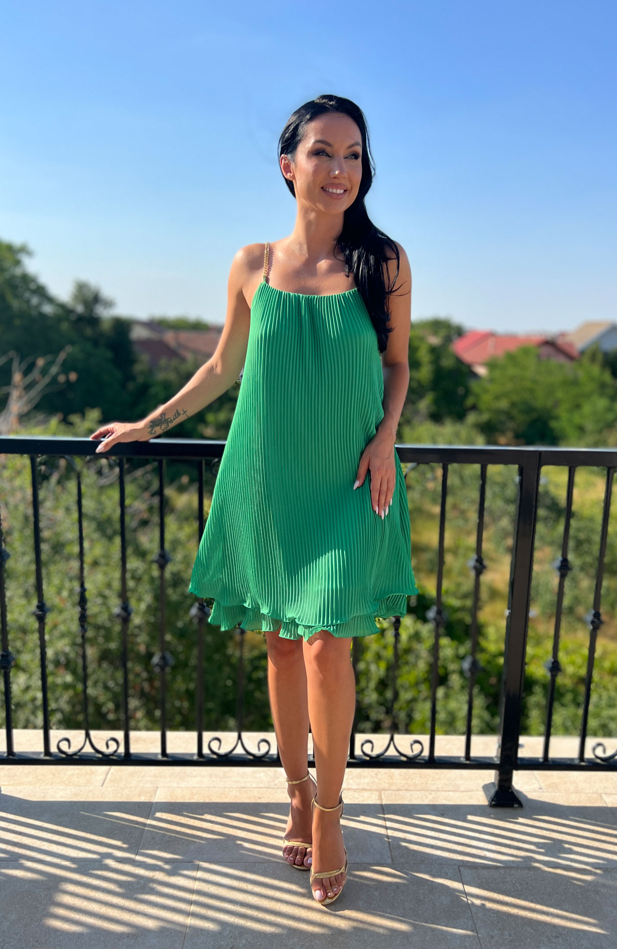 Rochie plisata verde cu lant auriu 2