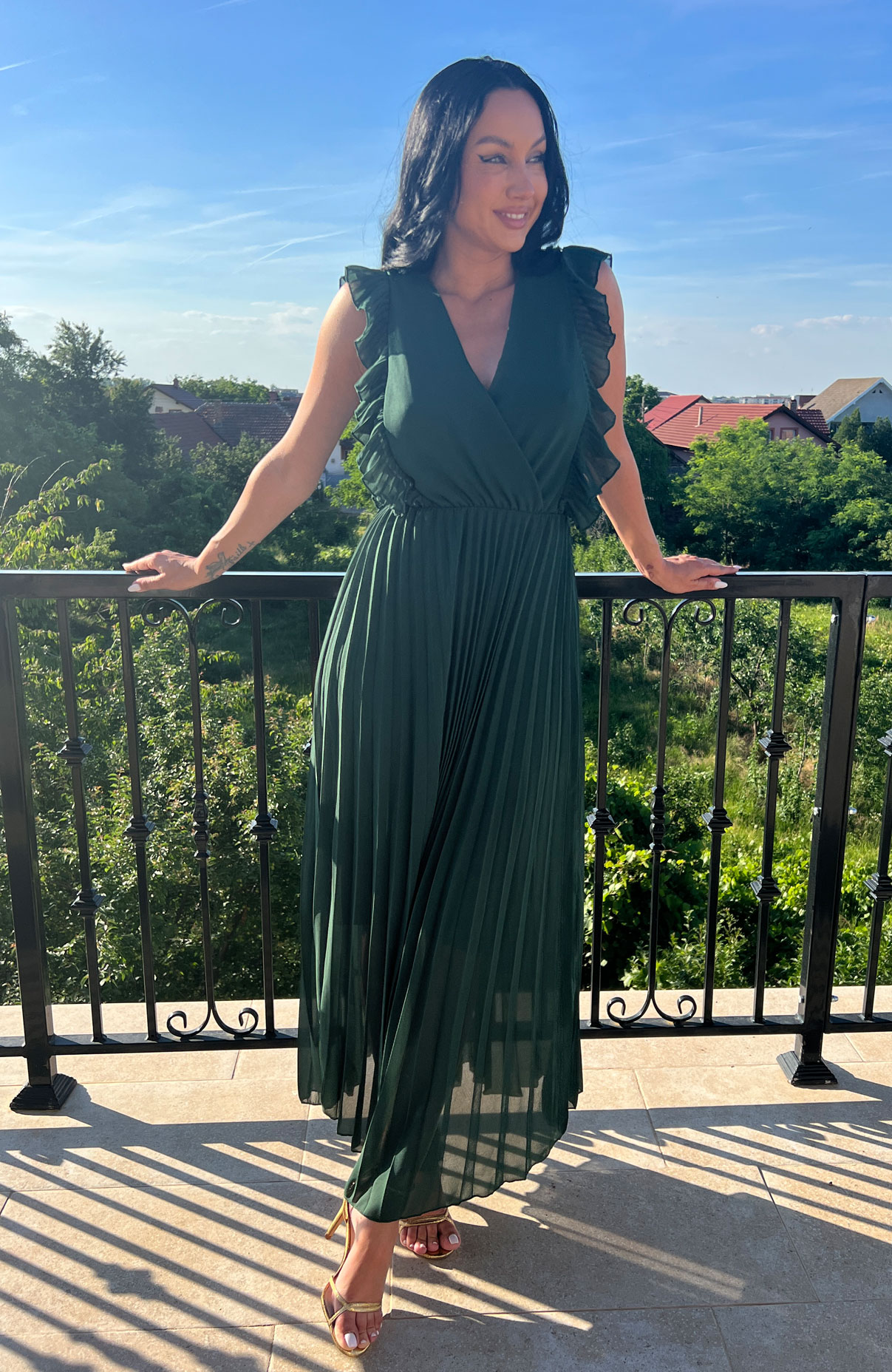 Rochie plisata verde cu volane 3