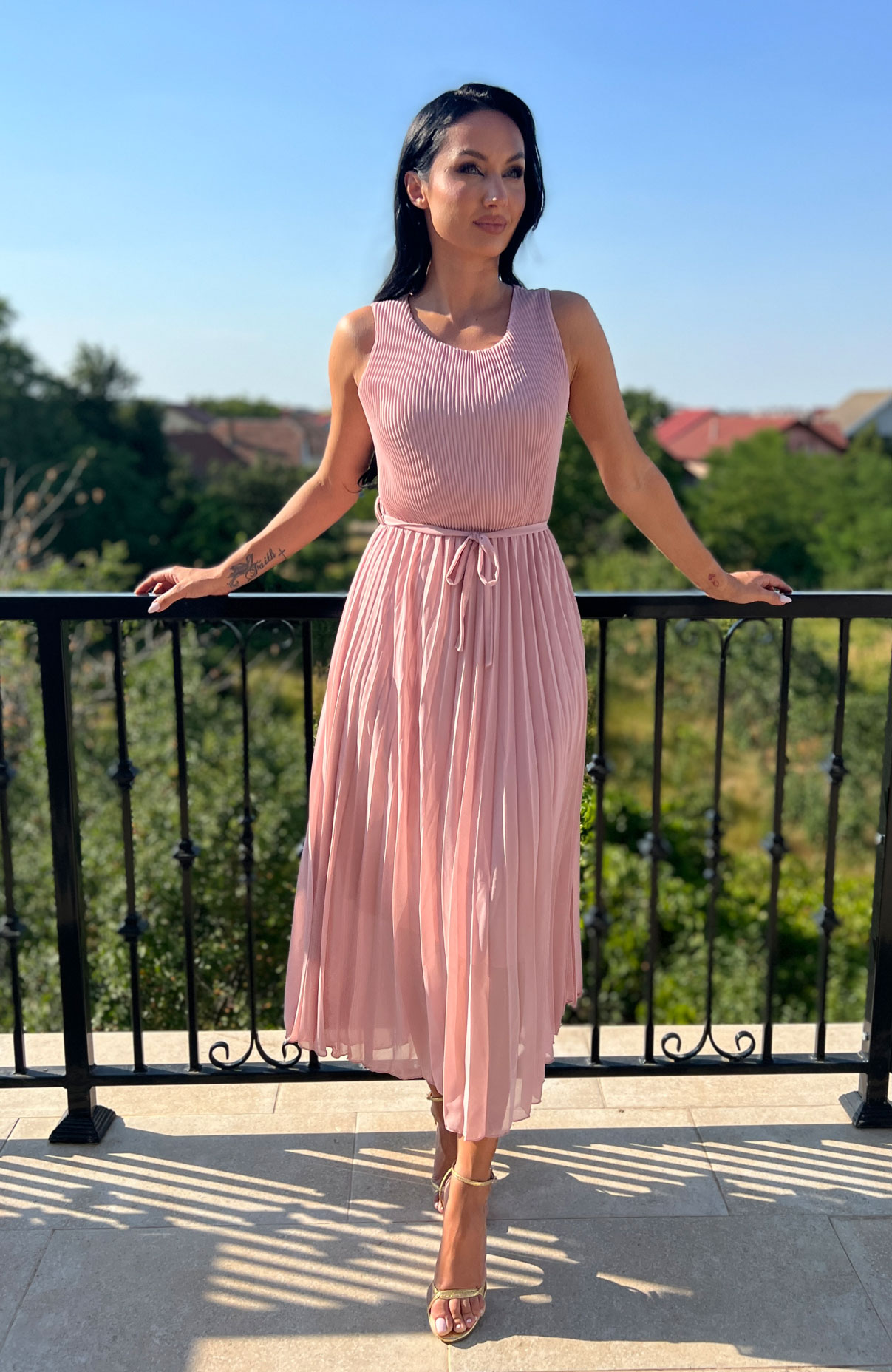 Rochie roz plisata cu guler rotund 2